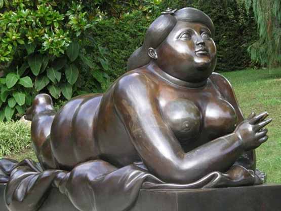 Скульптура Фернандо Ботеро "Курящая женщина" в Монако